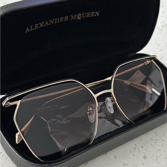 NWT Alexander McQueen Sunglasses All inclusive Beautiful SHADES - Picture 1 of 9